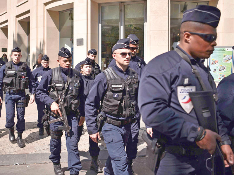 دورية للشرطة الفرنسية داخل جادة الشانزليزيه في باريس أمس t(أ ف ب)