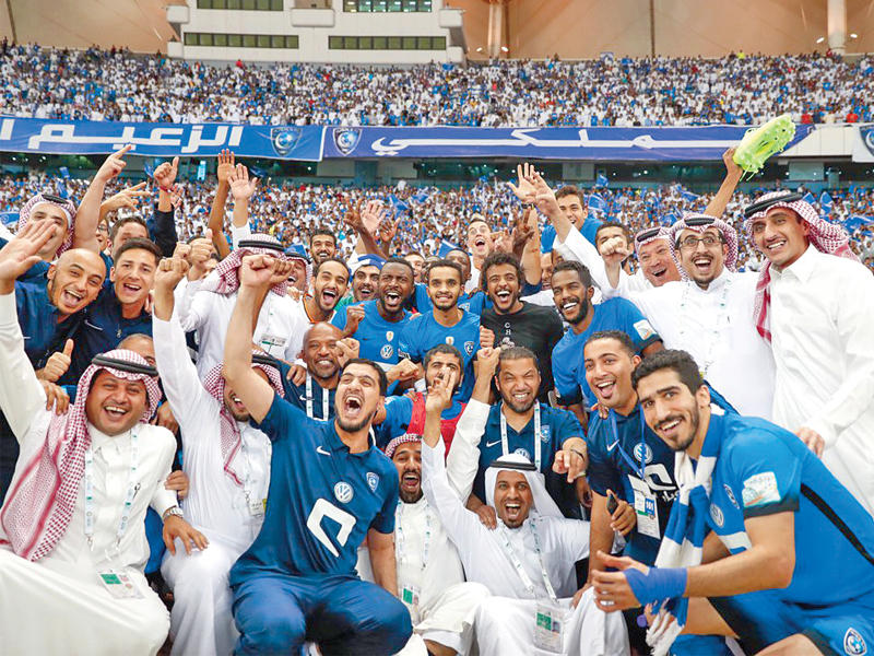 لاعبو وإداريو الهلال يحتفلون بعد الفوز والظفر باللقب