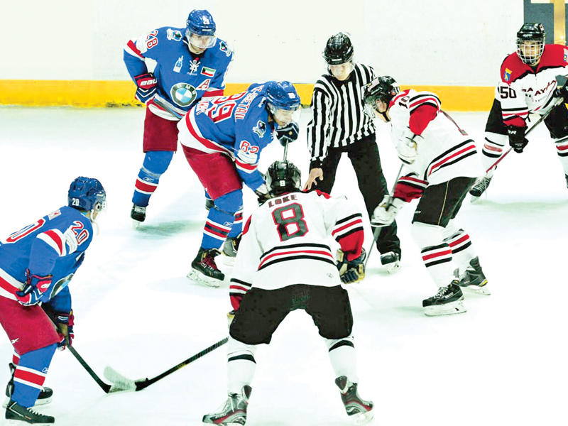 جانب من مواجهة سابقة لأزرق هوكي الجليد