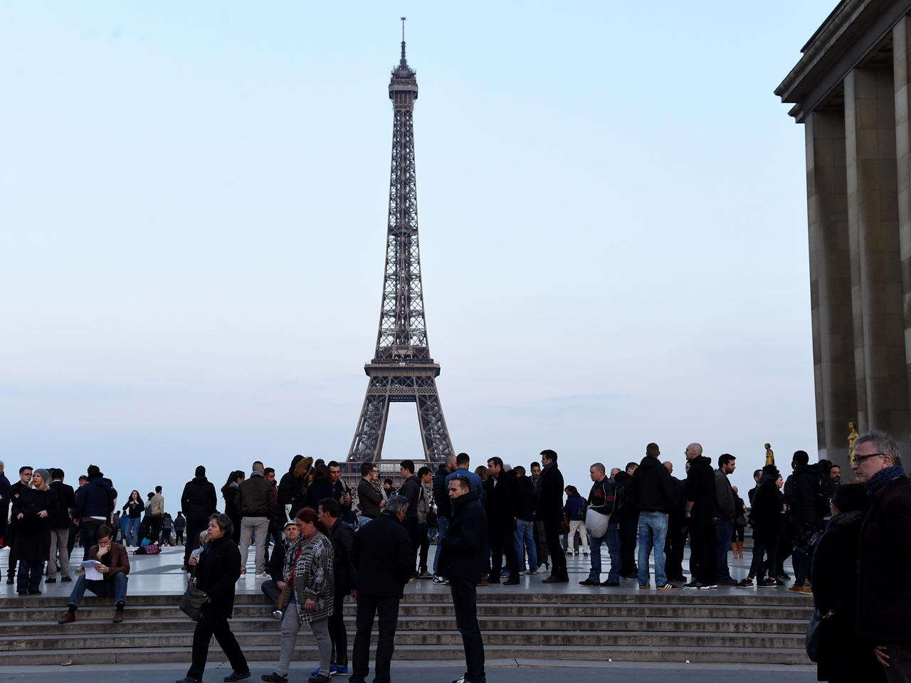 تجمع لدعم الشرطة، بعد يوم واحد من إطلاق مسلح النار على الشرطة في شارع الشانزليزيه، مما أسفر عن مقتل شرطي وجرح واثنان آخران