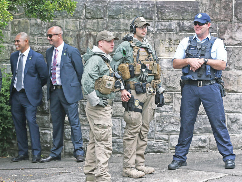 حراس بنس بانتظاره خارج مقر رئاسة وزراء أستراليا أمسt (إي بي إيه) 