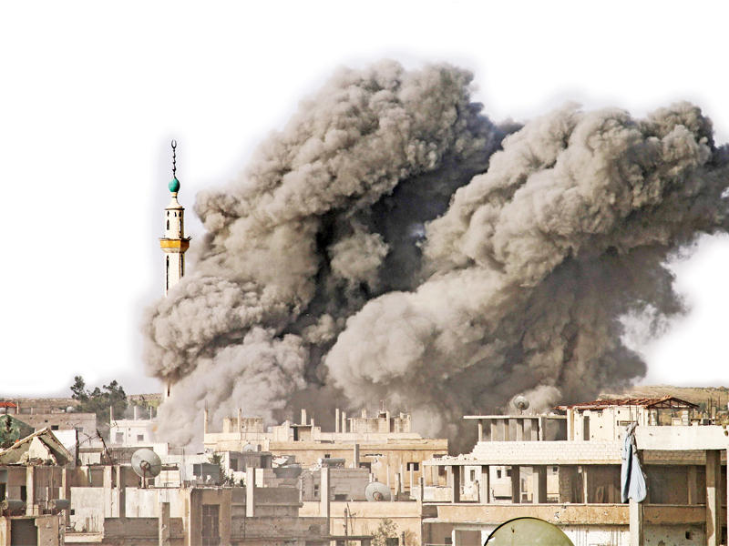 مئذنة مسجد يغرقها عباب من دخان غارة نظامية على مدينة درعا أمس الأولt(أ ف ب)
