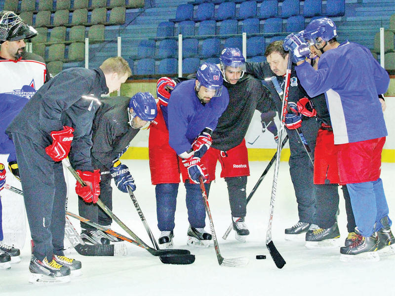 صورة جماعية بعد التدريب لفريق هوكي الجليد الكويتي
