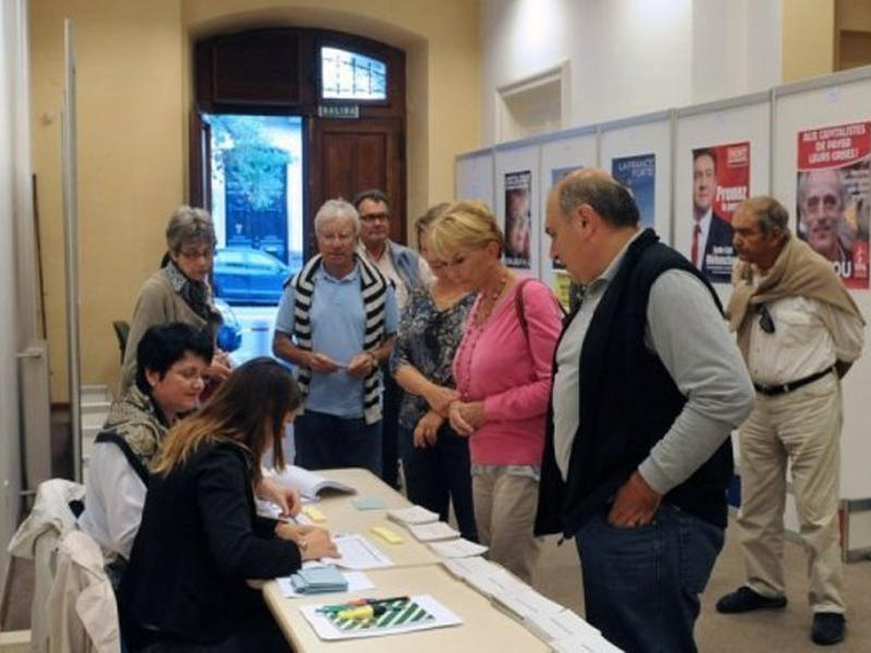 فرنسيون يدلو بأصواتهم