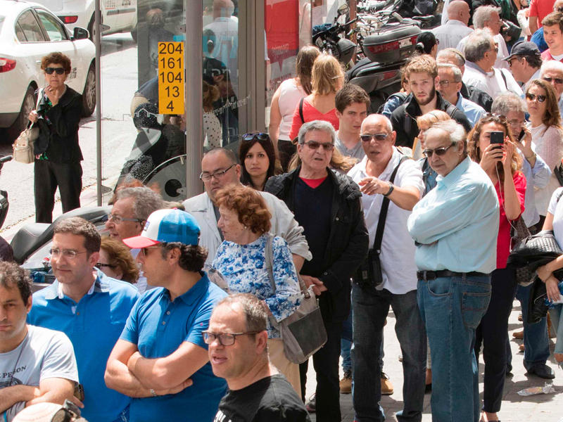 حملة الجنسية الفرنسية في إسرائيل ينتظرون خارج القنصلية الفرنسية بتل أبيب للإدلاء بأصواتهم في الجولة الأولى من الانتخابات الرئاسية 