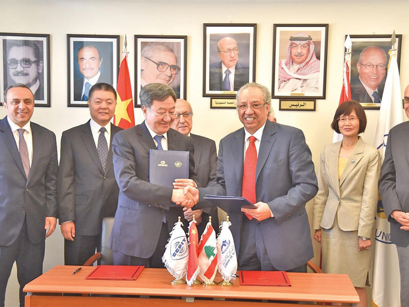 الجراح ورئيس المجلس الصيني عقب توقيع الاتفاقية