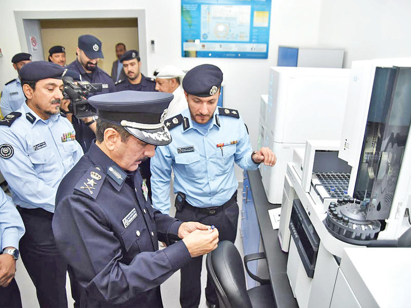 المكراد متفقداً المختبر