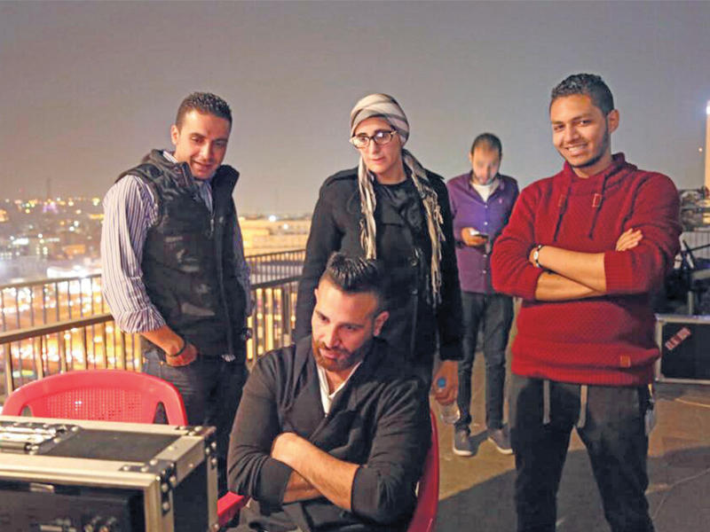 المخرجة سـارة وفيـق تتوسط فريق العمل