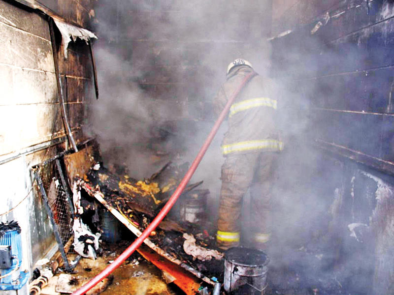 رجل إطفاء يكافح الحريق