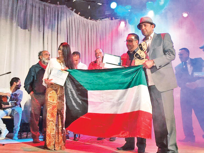  رسول الصغير وشيرين حجي يرفعان علم الكويت