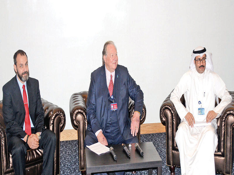 بيتس متوسطاً الشرهان والأنصاري