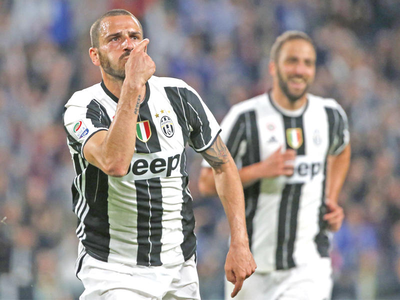 بونوتشي يحتفل بهدفه