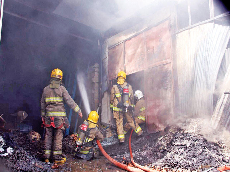 رجال الإطفاء يكافحون الحريق