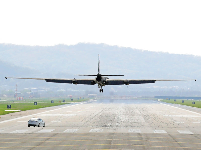 طائرة استطلاع يو - 2 تهبط في قاعدة أوسن الأميركية في جنوب سيول اليوم (اي بي ايه)