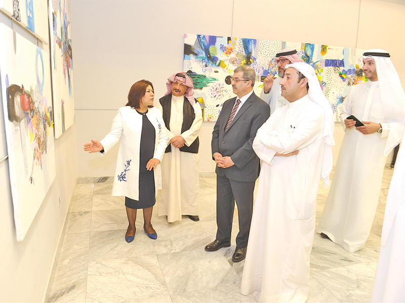 يسرى العبادي تشرح تفاصيل لوحاتها للعسعوسي والهاشمي 