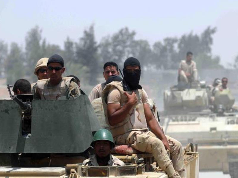 افراد من الجيش المصري قرب مدينة الشيخ زويد شمالي سيناء