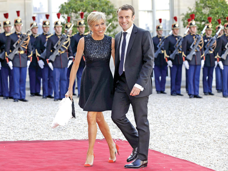 ترونيو ترافق ماكرون إلى حفل عشاء في قصر الإليزيه على شرف ملك إسبانيا فيليبي السادس وعقيلته ليتيسيا في يونيو 2015 (رويترز)