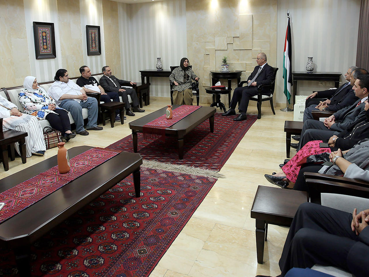  رئيس حكومة الوفاق الوطني الفلسطيني رامي الحمدالله يلتقي الوفد الكويتي في مقر رئاسة الوزراء