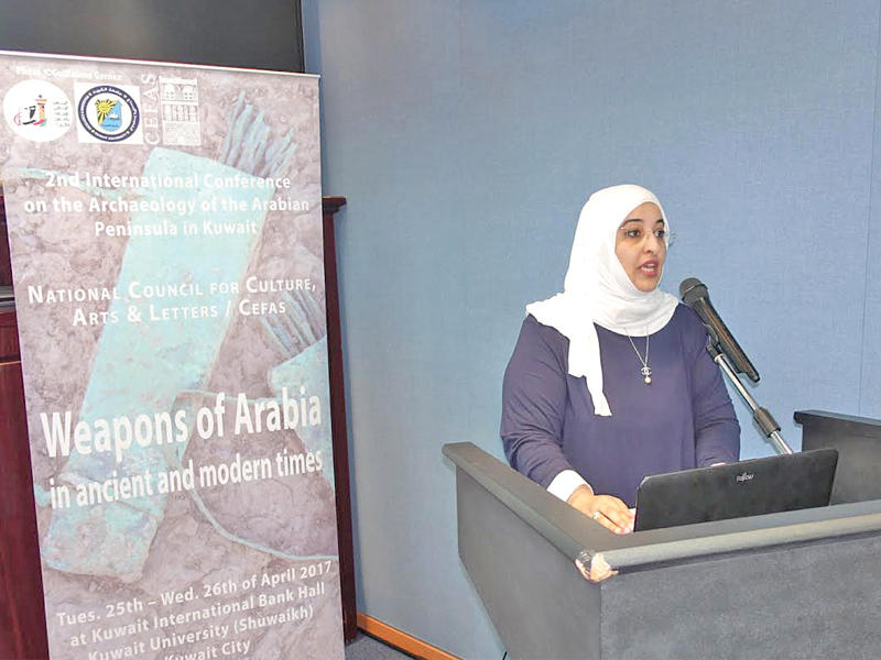 المعصب متحدثة