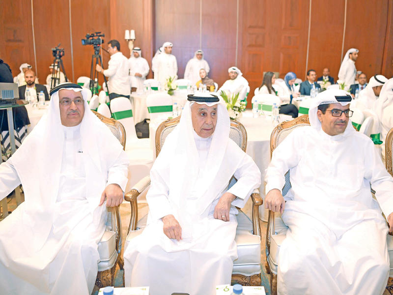 من اليمين: مازن الناهض وعبدالله القندي وعبدالعزيز النفيسي