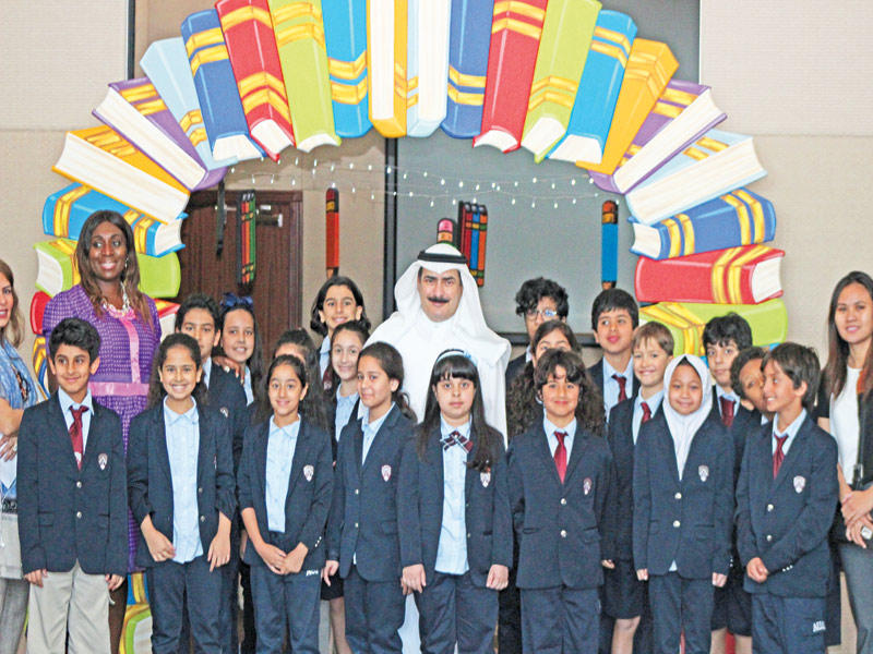 كامل عبدالجليل مع مجموعة من الأطفال في المكتبة الوطنية