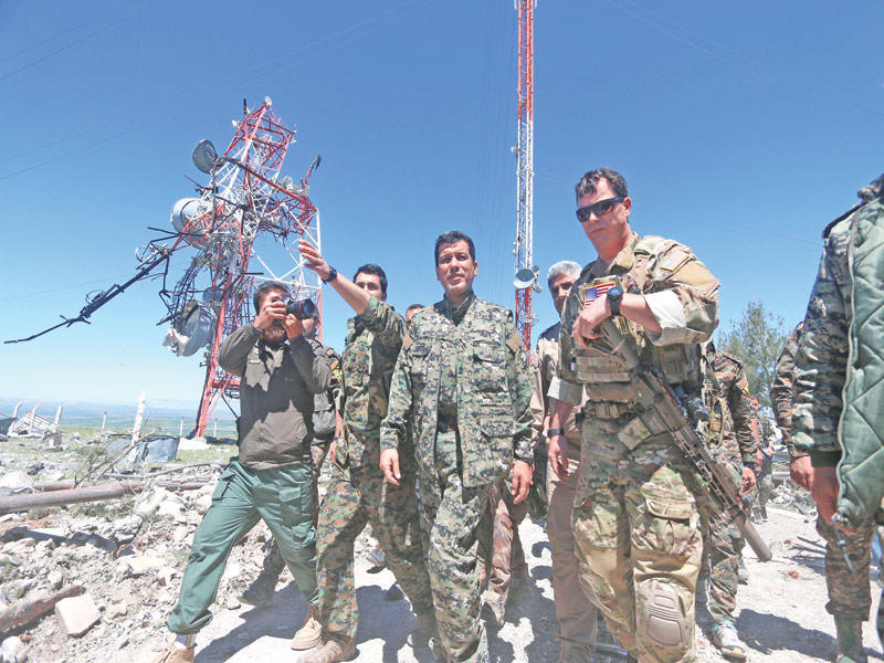 قائد عسكري أميركي يتفقد موقع الغارات التركية في جبل كاراتشوك قرب المالكية بالحسكة  (رويترز)