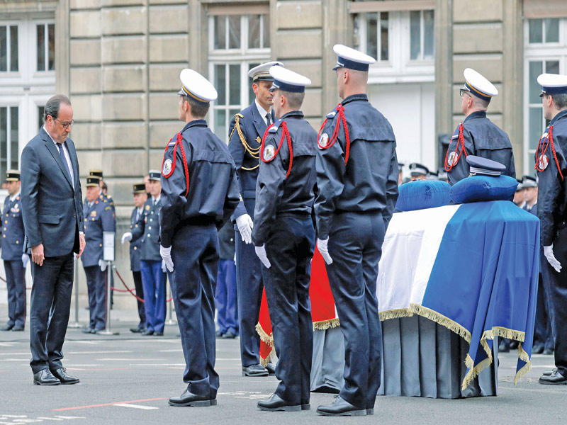 هولاند مشاركاً بمراسم تأبين ضابط شرطة في باريس أمس     (رويترز)