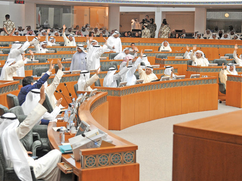 موافقة برفع الأيدي خلال الجلسة أمس (عبدالله الخلف)