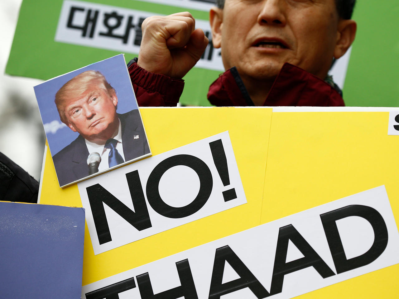 متظاهر خلال مسيرة ضد السياسة الدفاعية لحكومة كوريا الجنوبية والولايات المتحدة، بالقرب من السفارة الأمريكية في سيول، كوريا الجنوبية