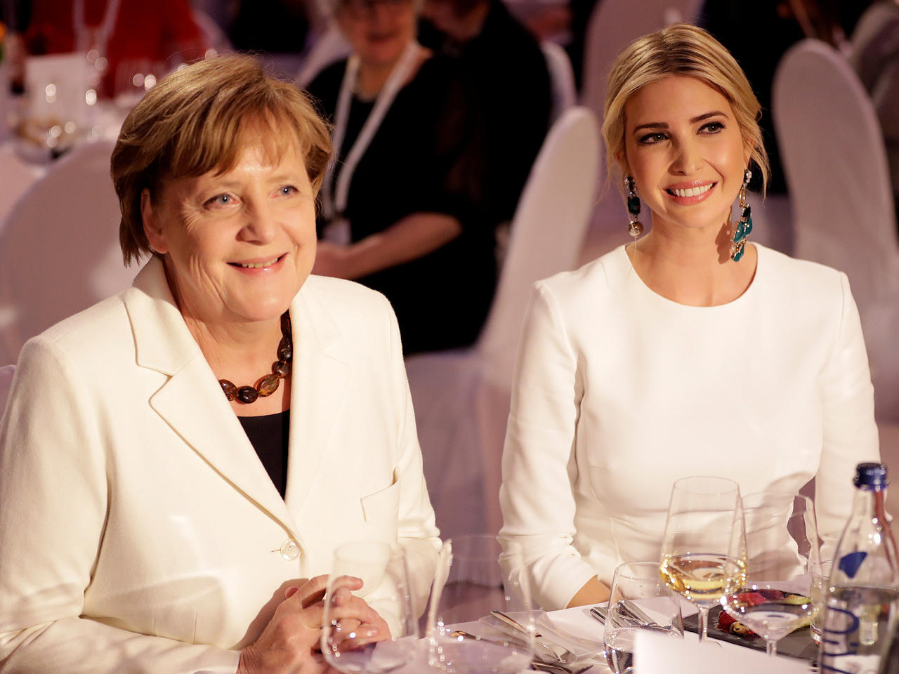 إيفانكا ترامب، ابنة ومستشارة الرئيس الأمريكي دونالد ترامب، والمستشارة الألمانية أنجيلا ميركل يحضران عشاء في برلين، ألمانيا.