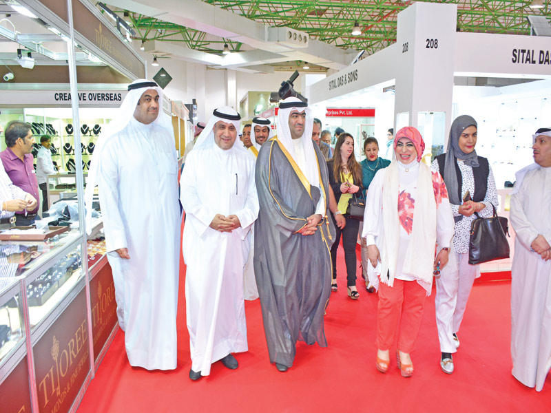 جانب من جولة وزير التجارة خلال افتتاح معرض الذهب