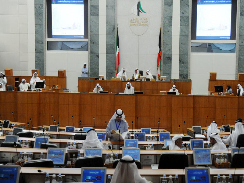 المجلس خلال مناقشة القضية الإسكانية أمس   (تصوير عبدالله الخلف)