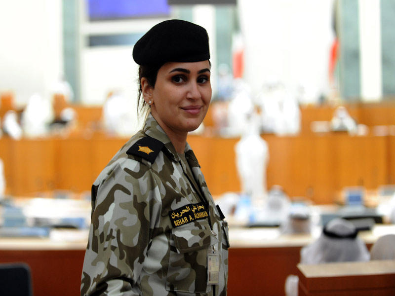 ضابطة من حرس المجلس خلال الجلسة