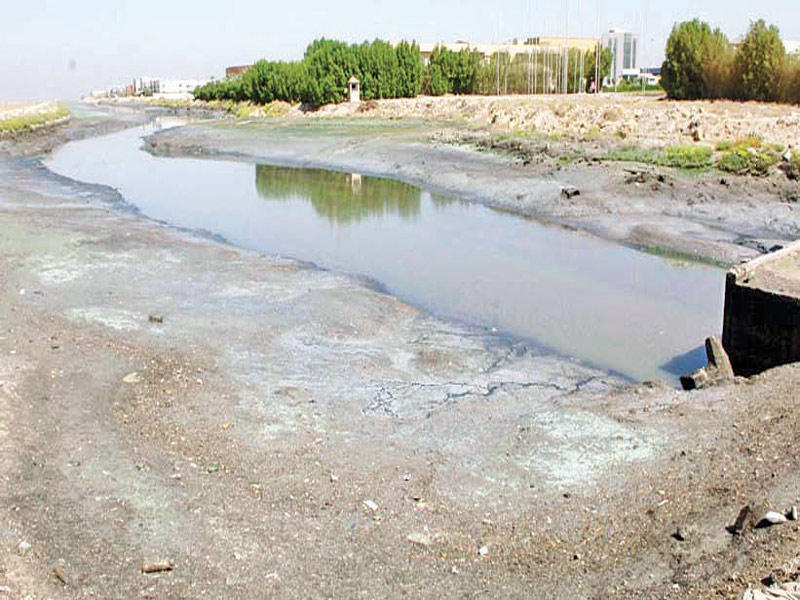 جانب من صرف مخلفات في مياه الخليج