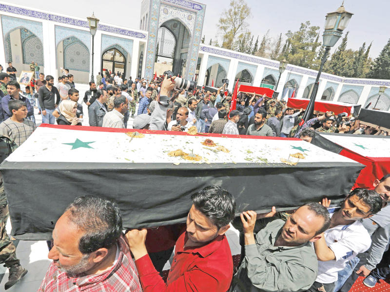 سوريون يشيعون باقي ضحايا تفجير الفوعا وكفريا في منطقة السيدة زينب اليوم ( أ ف ب)