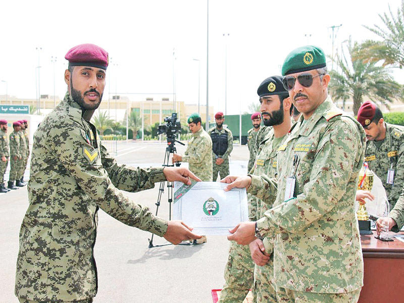 جانب من توزيع الشهادات على الخريجين