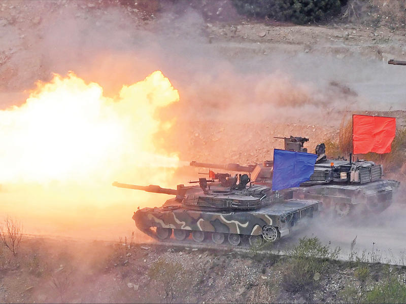 دبابة كورية جنوبية وأميركية خلال مناورات شمال شرق سيول اليوم (رويترز)