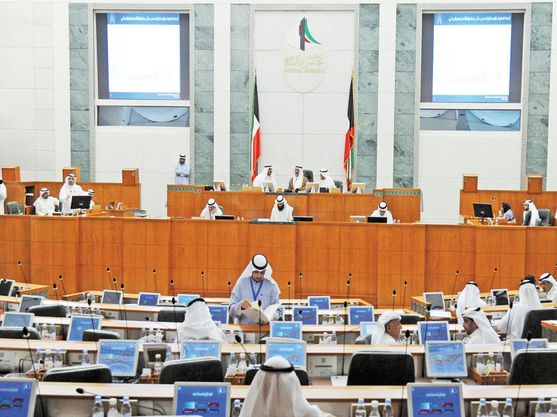 المجلس خلال مناقشة القضية الإسكانية أمس   (تصوير عبدالله الخلف)