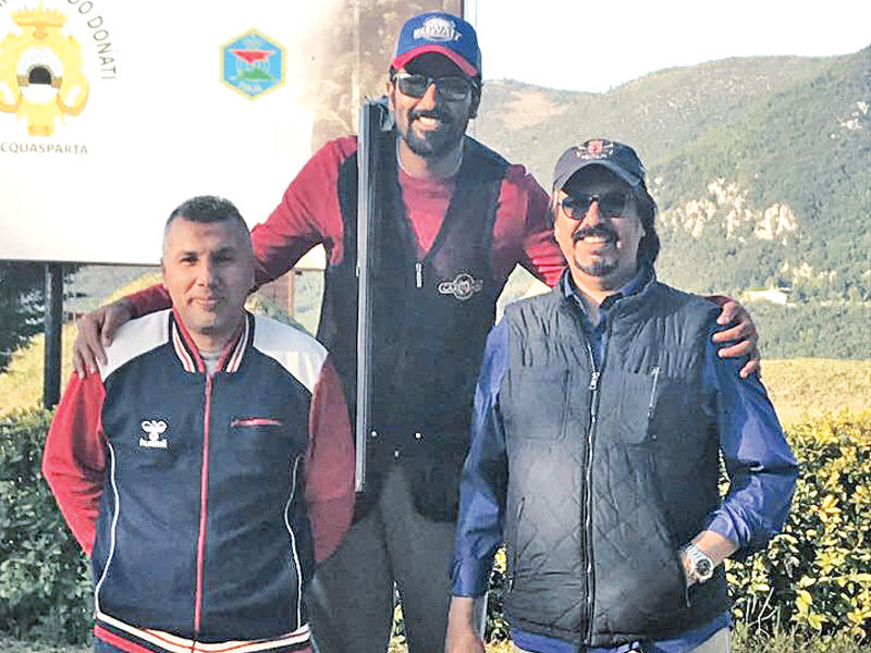 المستشار محمد الهاجري مع رئيس وفد الرماية سعد السويط والرامي سعد الهاملي
