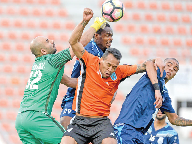 صراع على الكرة في مباراة كاظمة واليرموك (تصوير نوفل إبراهيم)