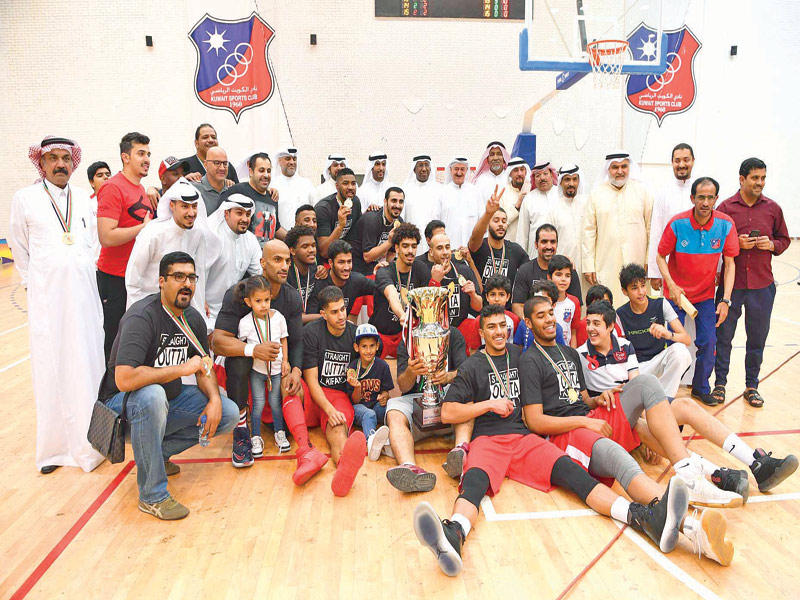 فريق الكويت وجهازاه الفني والإداري ومسؤولوه بعد التتويج