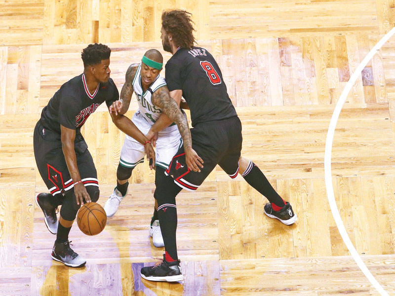 جانب من لقاء بوسطن وشيكاغو بولز