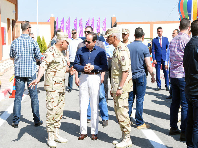 الرئيس السيسي مع مجموعة من الشباب يزور مشاريع حديثة في الإسماعيلية الجديدة أمس 