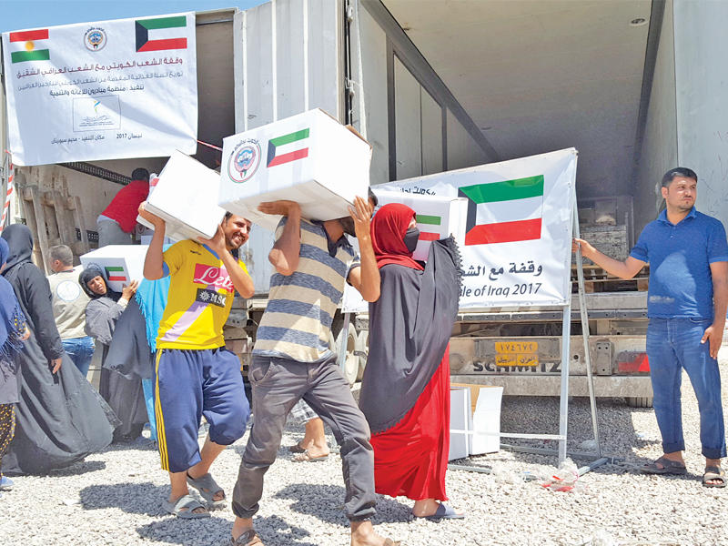 جانب من توزيع المواد الغذائية على نازحي الموصلn