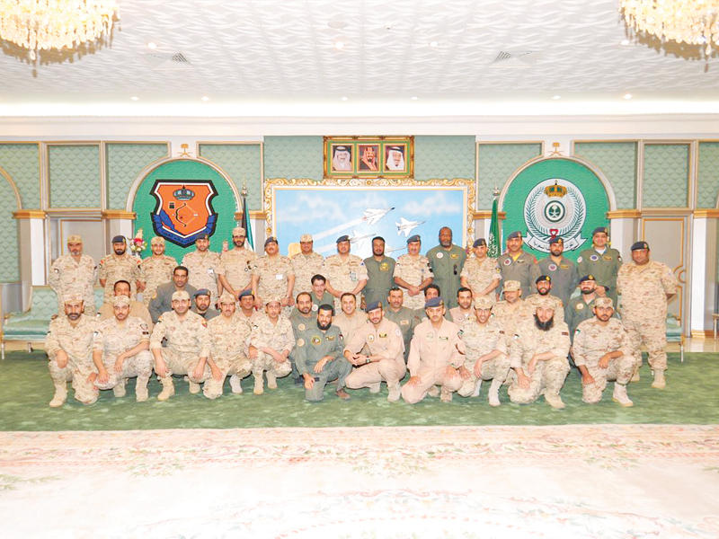 الفودري متوسطا القوات الكويتية المشاركة في التحالف العربي 