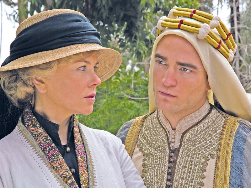 روبرت باتنسون ونيكول كيدمان في مشهد من الفيلم