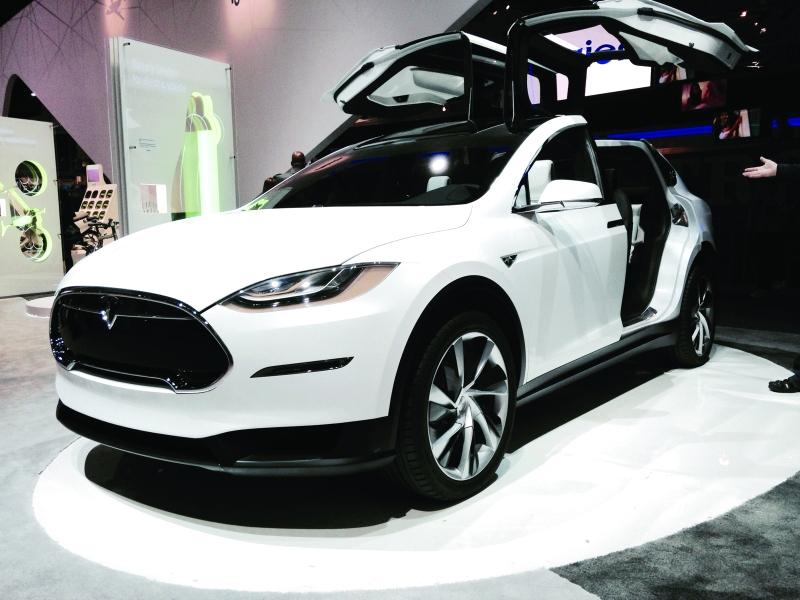 سيارة تسلا من موديل إكس