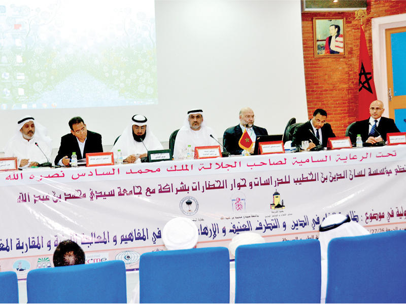 الأكاديميان الكويتيان خلال المشاركة في الندوة بالمغرب