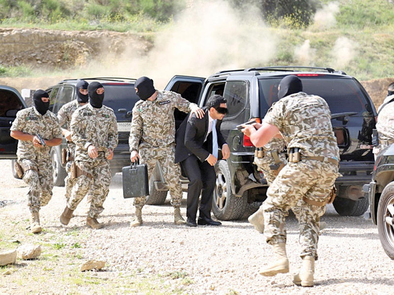 مناورة بالذخيرة الحية بإشراف فرنسي في حقل حمانا لعناصر الامن العام أمس (الوكالة الوطنية)