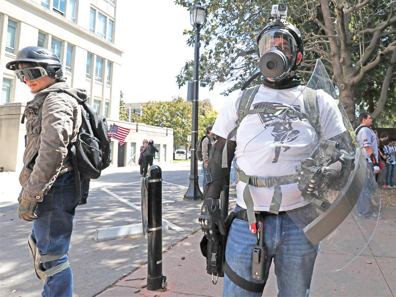 أنصار ترامب بالدروع في متنزه مارتن لوثر كينغ في بيركيلي بولاية كاليفورنيا أمس الأول (إي بي إيه)